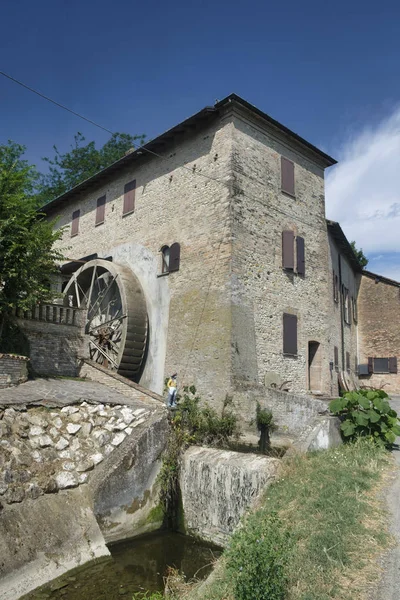 Casa de campo con molino de agua cerca de Castell 'Arquato — Foto de Stock