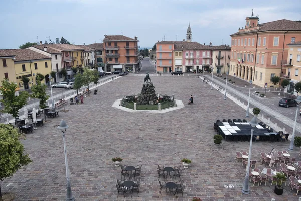 Agazzano (ピアチェンツァ)、メインの広場 — ストック写真