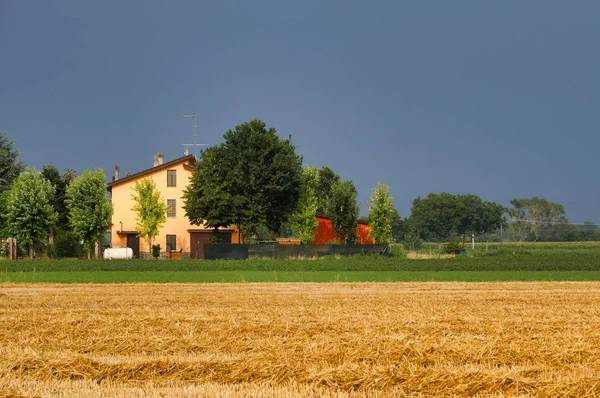 Krajobraz kraju w pobliżu Fiorenzuola (Piacenza, Włochy) — Zdjęcie stockowe