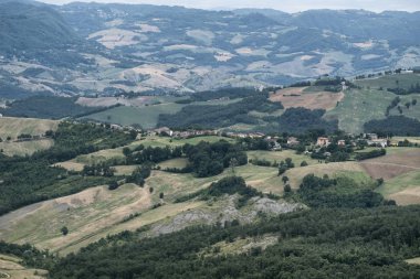 Yaz manzara yakınındaki SERRAMAZZONI (Modena, İtalya)