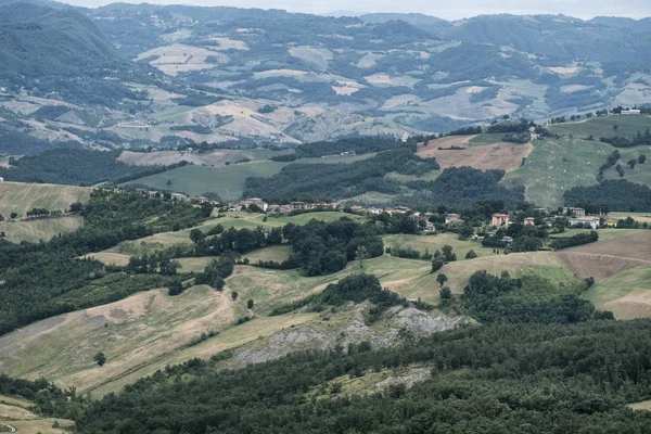 Zomer landschap in de buurt van Serramazzoni (Modena, Italië) — Stockfoto