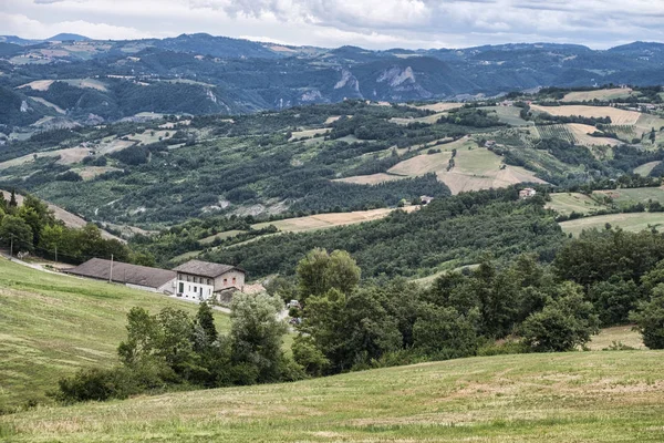 夏日风景附近 Serramazzoni （摩德纳，意大利) — 图库照片