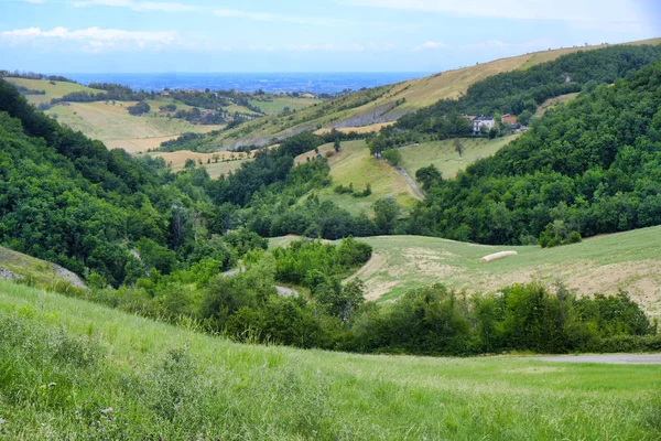 Krajobraz lato w pobliżu Serramazzoni (Modena, Włochy) — Zdjęcie stockowe