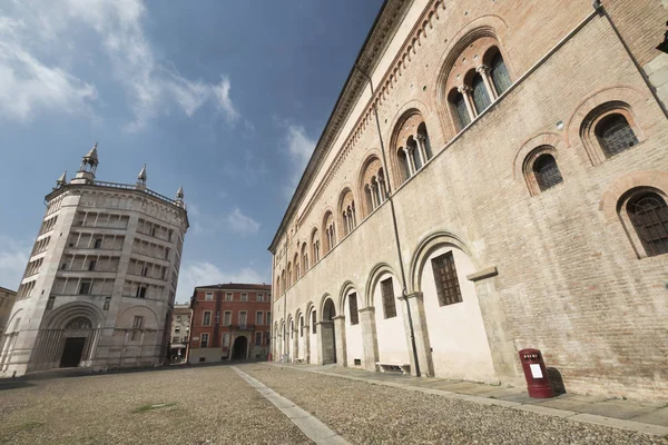 Parma (Italy): cathedral square — Stock Photo, Image