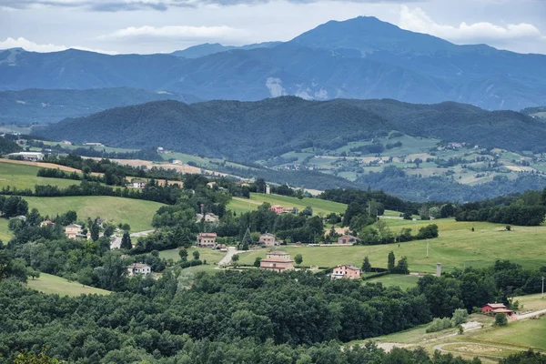 Zomer landschap in de buurt van Serramazzoni (Modena, Italië) — Stockfoto