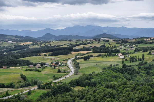 Paisaje de verano cerca de Serramazzoni (Módena, Italia) ) — Foto de Stock