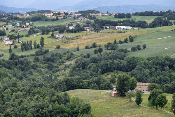 Letní krajina u Serramazzoni (Modena, Itálie) — Stock fotografie