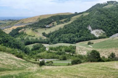 Yaz manzara yakınındaki SERRAMAZZONI (Modena, İtalya)
