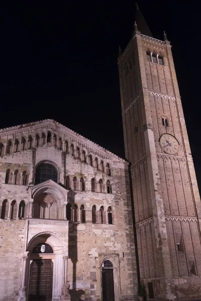 Parma (İtalya) gece: katedral Meydanı — Stok fotoğraf