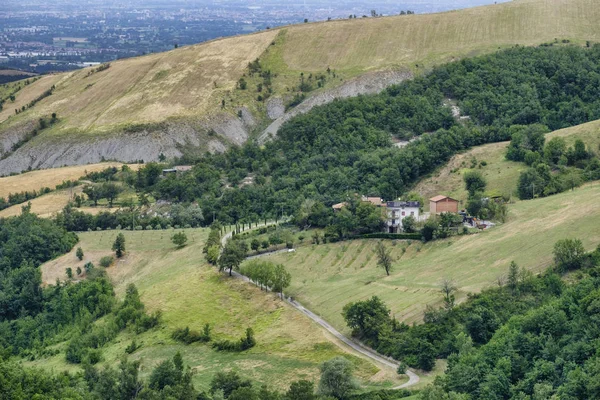 Летний пейзаж рядом с Serramazzoni (Модена, Италия ) — стоковое фото