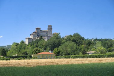 Torrechiara Kalesi (İtalya) ve bağ
