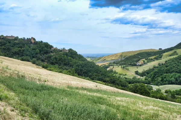 Yaz manzara yakınındaki SERRAMAZZONI (Modena, İtalya)