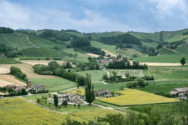 从 Castell'Arquato （皮亚琴察，意大利国家景观) — 图库照片