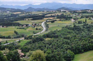 Yaz manzara yakınındaki SERRAMAZZONI (Modena, İtalya)