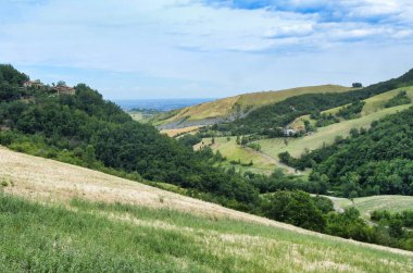 Yaz manzara yakınındaki SERRAMAZZONI (Modena, İtalya)