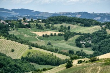 Yaz manzara yakınındaki SERRAMAZZONI (Modena, İtalya)