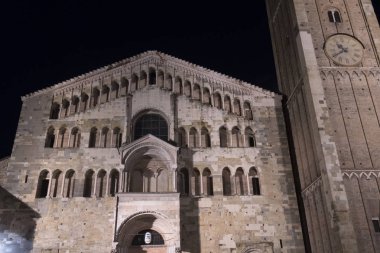 Parma (İtalya) gece: katedral Meydanı