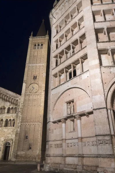 Parma (İtalya) gece: katedral Meydanı — Stok fotoğraf