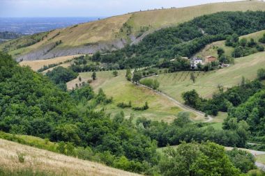 Yaz manzara yakınındaki SERRAMAZZONI (Modena, İtalya)