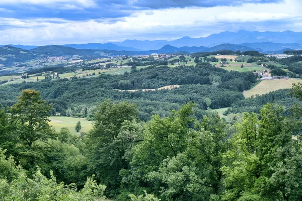 Letní krajina u Serramazzoni (Modena, Itálie) — Stock fotografie