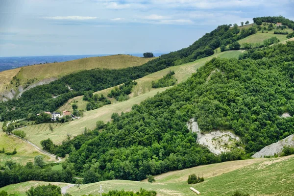 Zomer landschap in de buurt van Serramazzoni (Modena, Italië) — Stockfoto