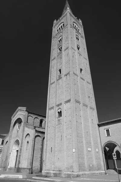 Forli (italien): aurelio saffi platz mit kirche von san mercurial — Stockfoto