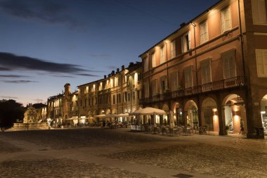 Cesena (İtalya): akşam şehir