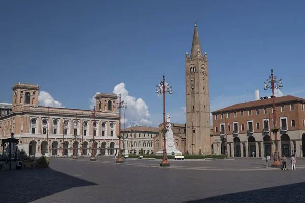 Forli (Italia): Plaza Aurelio Saffi con iglesia de San Mercurio —  Fotos de Stock