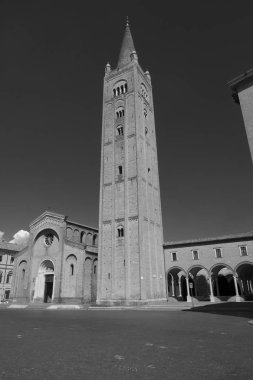 Forli (İtalya): Aurelio Saffi Meydanı ile Kilisesi, San Mercurial