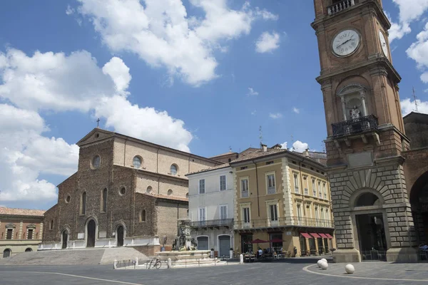法恩扎 （意大利）： 历史建筑的 del Popolo — 图库照片