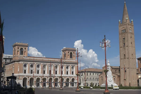 Forli (Itália): Praça Aurelio Saffi com igreja de San Mercurial — Fotografia de Stock