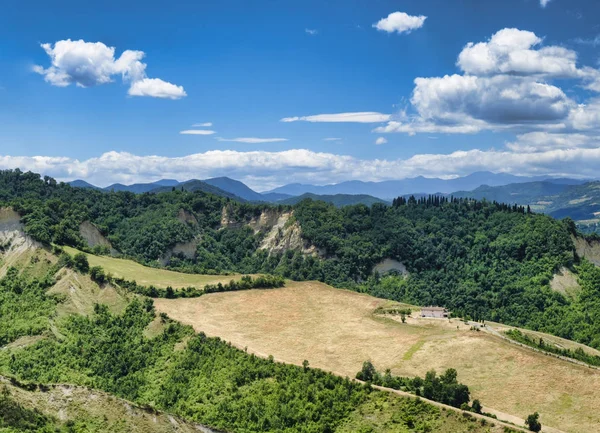 Paesaggio vicino Bologna in estate (Sabbiuno ) — Foto Stock