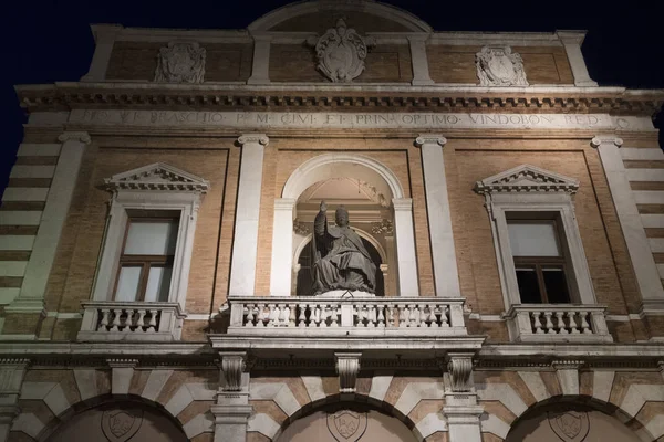 切塞纳 （意大利）： 历史悠久的宫殿在晚上 — 图库照片