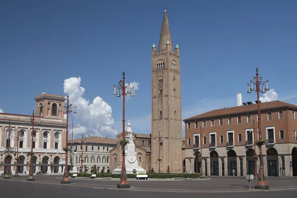 弗利 （意大利）： 奥雷里奥菲广场与教会的圣善变 — 图库照片