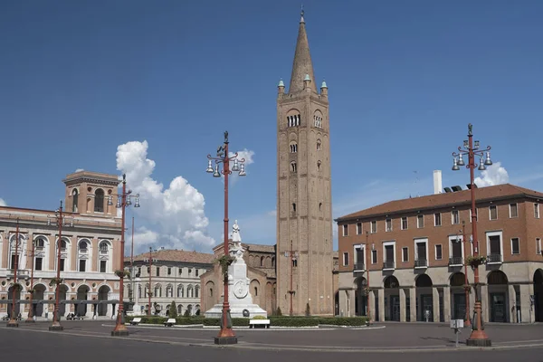 Forli (Itália): Praça Aurelio Saffi com igreja de San Mercurial — Fotografia de Stock