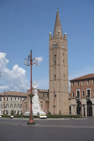 Forli (Itália): Praça Aurelio Saffi com igreja de San Mercurial — Fotografia de Stock