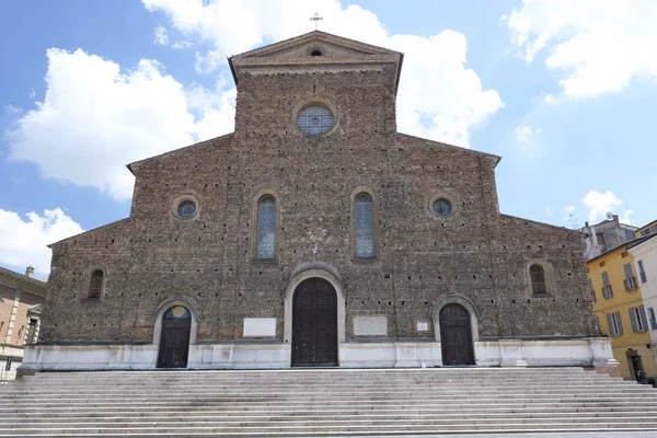 Faenza (İtalya): katedral cephe
