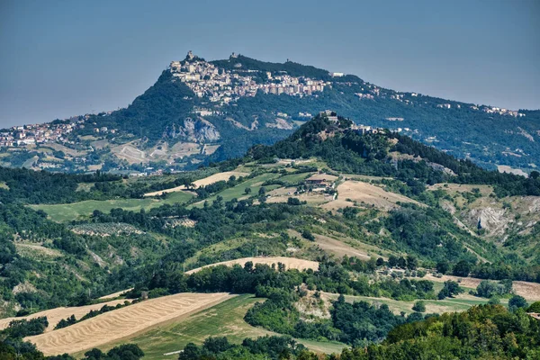 Krajina v Romagna v létě od Sogliano al Rubicone — Stock fotografie