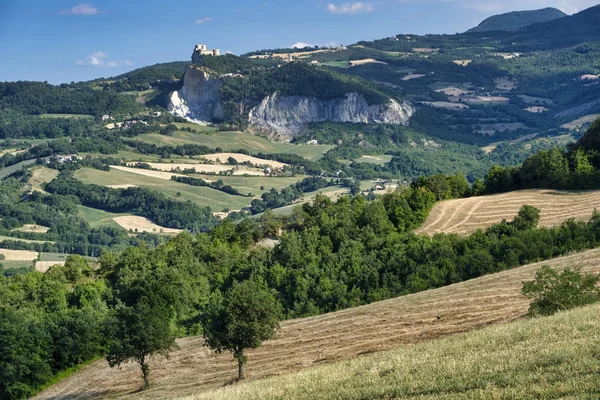 Paisaje en Romaña en verano:, vista de San Leo — Foto de Stock