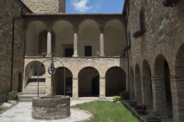 San Giovanni Battista kilisede Carpegna (yürüyüşleri, İtalya)