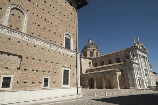 Urbino (Itálie), Palazzo Ducale a katedrála — Stock fotografie