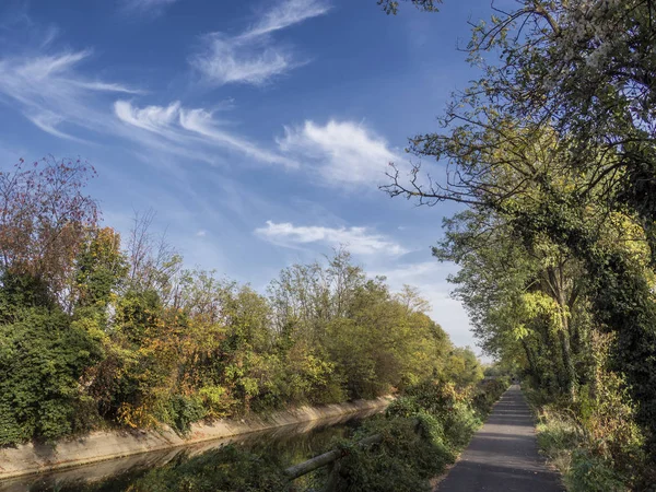 Ścieżka rowerowa w Busto Garolfo wzdłuż kanału Villoresi — Zdjęcie stockowe