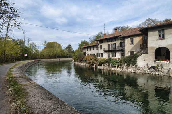 Bikeway podél Naviglio Grande v Castelletto di Cuggiono — Stock fotografie