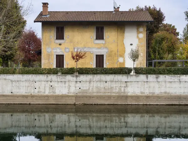 路沿 Naviglio 格兰德在 Boffalora sopra 提契诺 — 图库照片