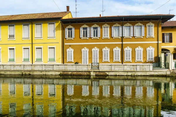 路沿 Naviglio 格兰德在 Boffalora sopra 提契诺 — 图库照片