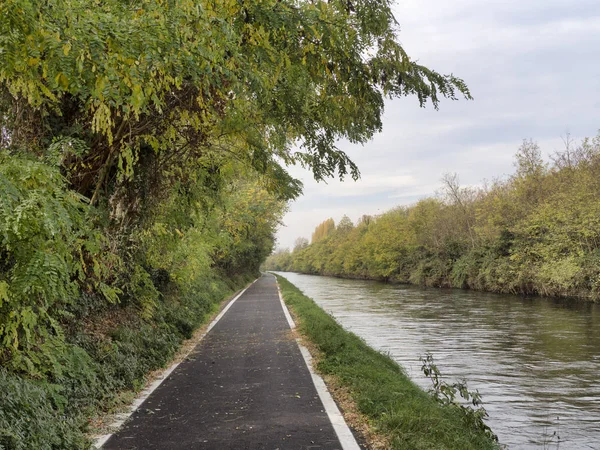 Ποδηλασία κατά μήκος του Naviglio Grande στο Robecco — Φωτογραφία Αρχείου