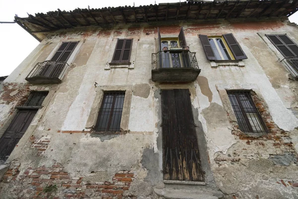 路沿 Naviglio 格兰德在 Robecco: 老房子 — 图库照片