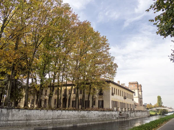 Bikeway längs den Naviglio Grande Villa Gaia på Robecco — Stockfoto