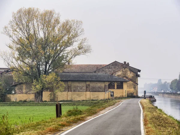 Bikeway wzdłuż kanału Naviglio Grande z Mediolanu do Abbiategrasso — Zdjęcie stockowe