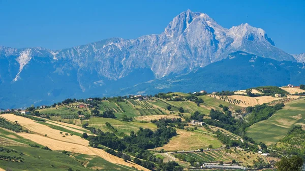 Paisagem perto de Teramo (Abruzzi) no verão — Fotografia de Stock